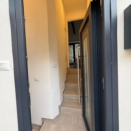 Modern & Cozy Getaway Above Maggiore